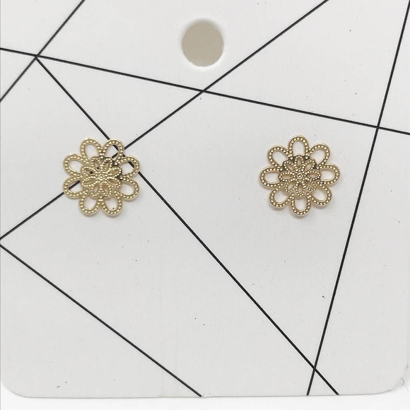 Tiny delicate gold toned flower stud earrings - Picture 2 of 3